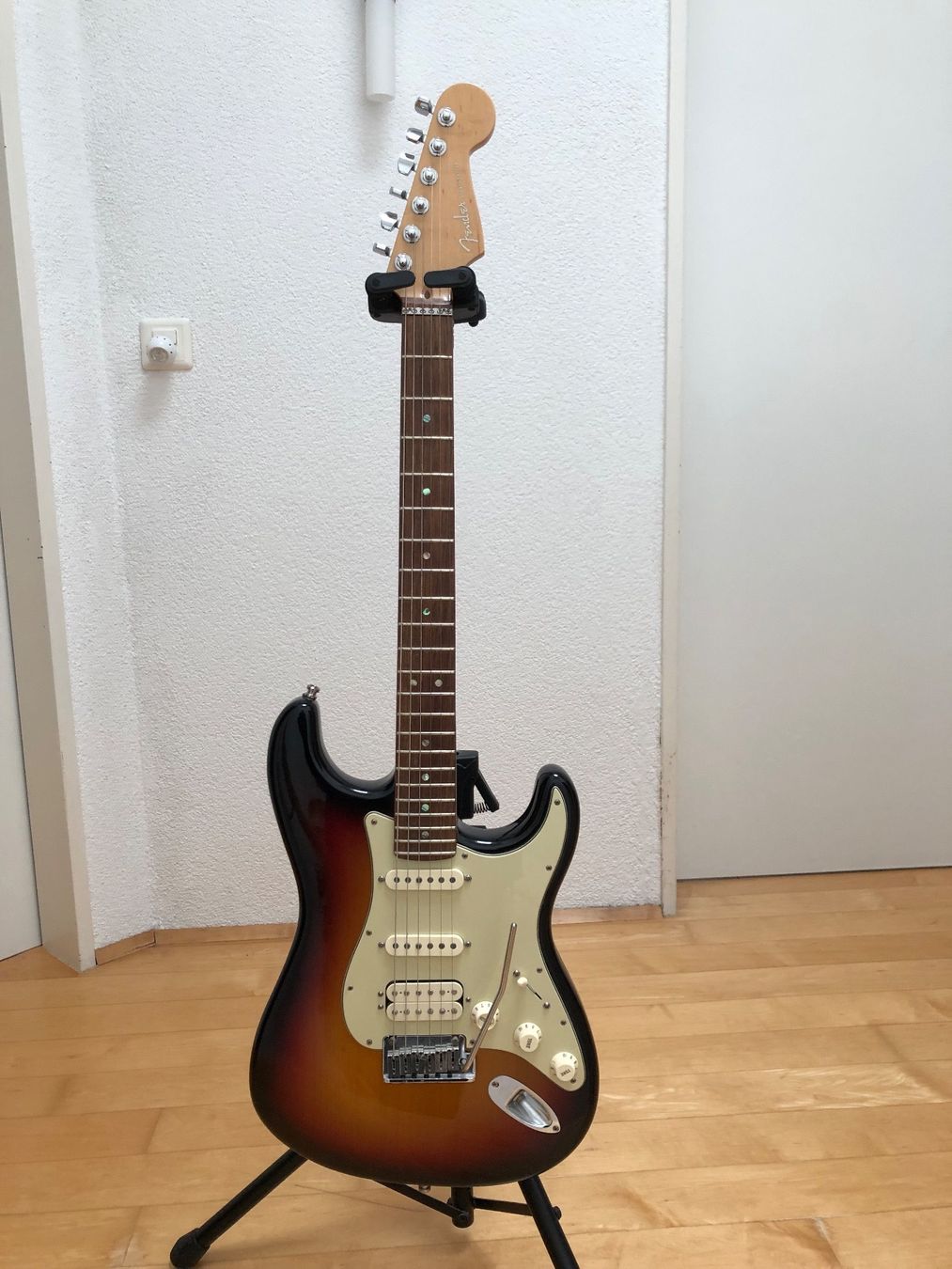 Strumenti musicali: Fender E-Gitarre Sunburst HSS mit Perlmutt Einlagen – Usato da Meisterschwanden venduto da Yuecel