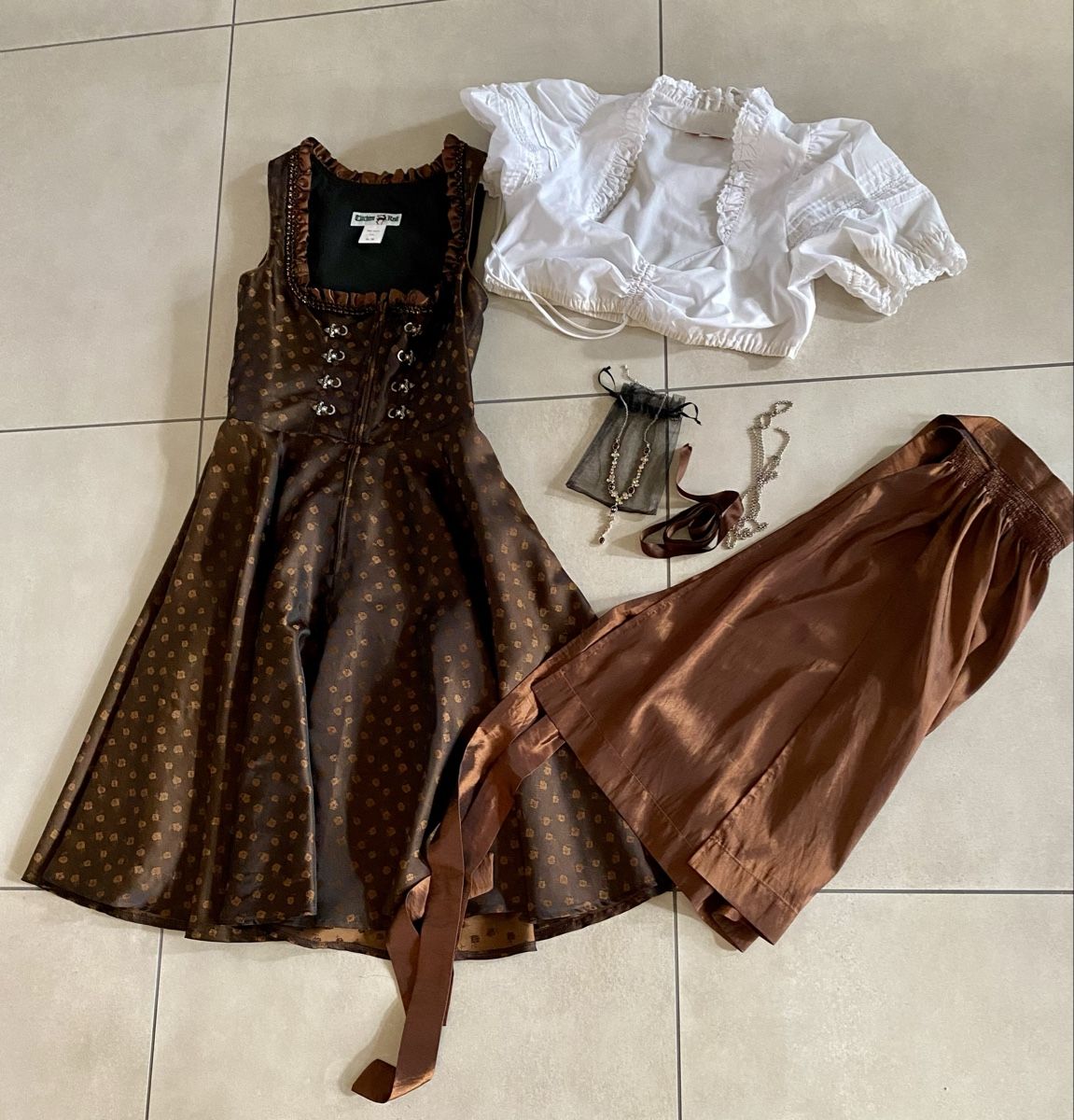 Vestiti: DIRNDL „TRACHTEN REDL“ – Usato da Eglisau venduto da Lara0