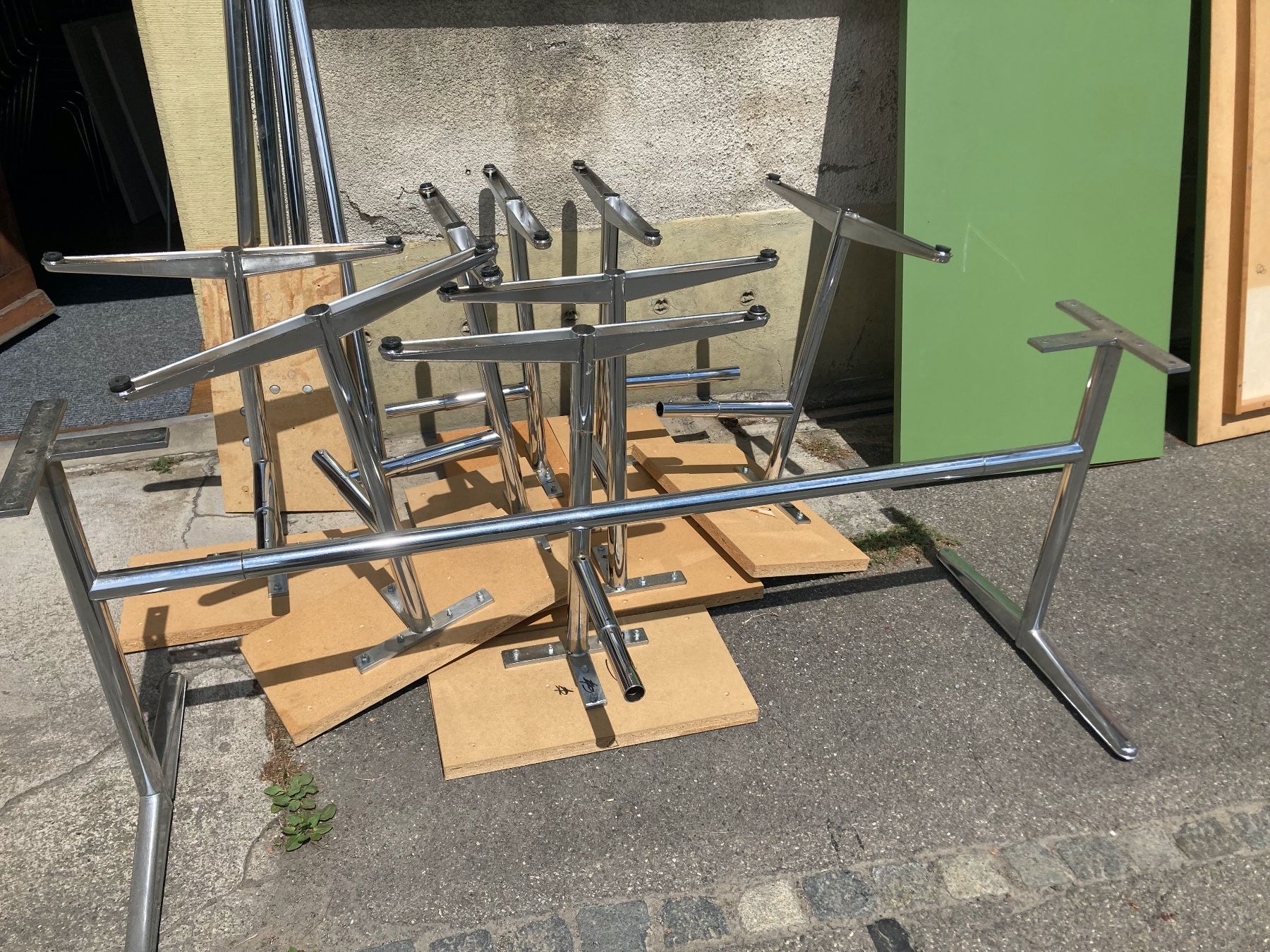 Altri mobili: Tische und Metallfüsse – Usato da Volketswil venduto da Circus65