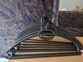 8 Kleiderbügel schwarz Kunststoff, rutschfest