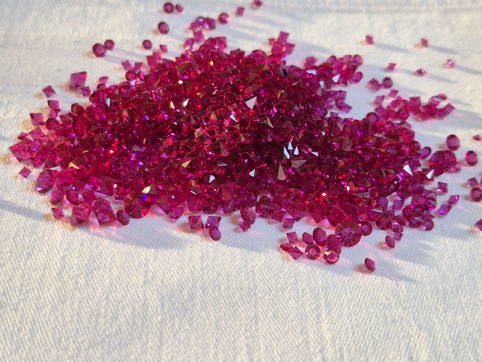 Kit bricolage: Swarovski Strass Steine Farbe Ruby – Nuovo (secondo la descrizione) da Höfen b. Thun venduto da enr_7xsd 7