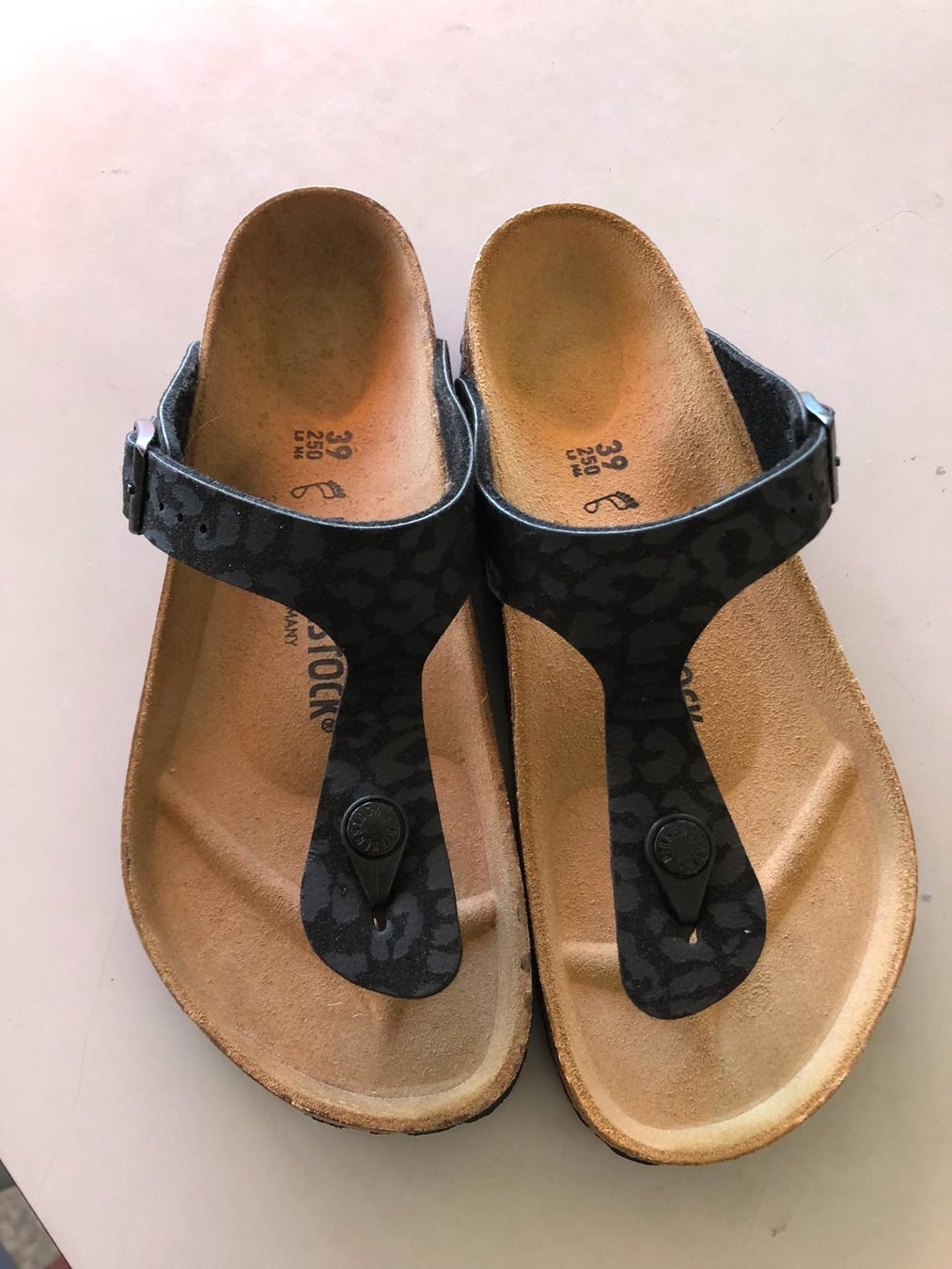 Birkenstock Scarpe da uomo: Birkenstock Gizeh, Gr. 39 Farbe: Leo black – Nuovo (secondo la descrizione) da Baden venduto da Rotezora13