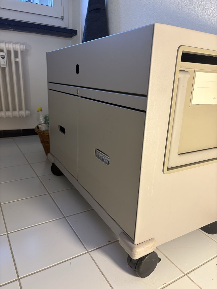Vitra Korpus: Vitra Büroschrank auf Rollen hellgrau 77cm hoch – Gebraucht aus Luzern von siebensachen02