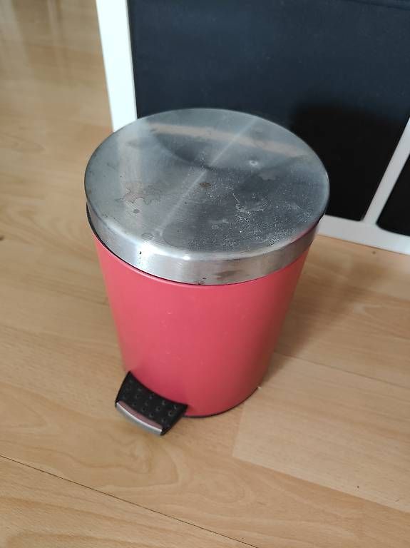 Poubelles: Mülleimer rot guter Zustand – D'occasion à Unterägeri par sandaime