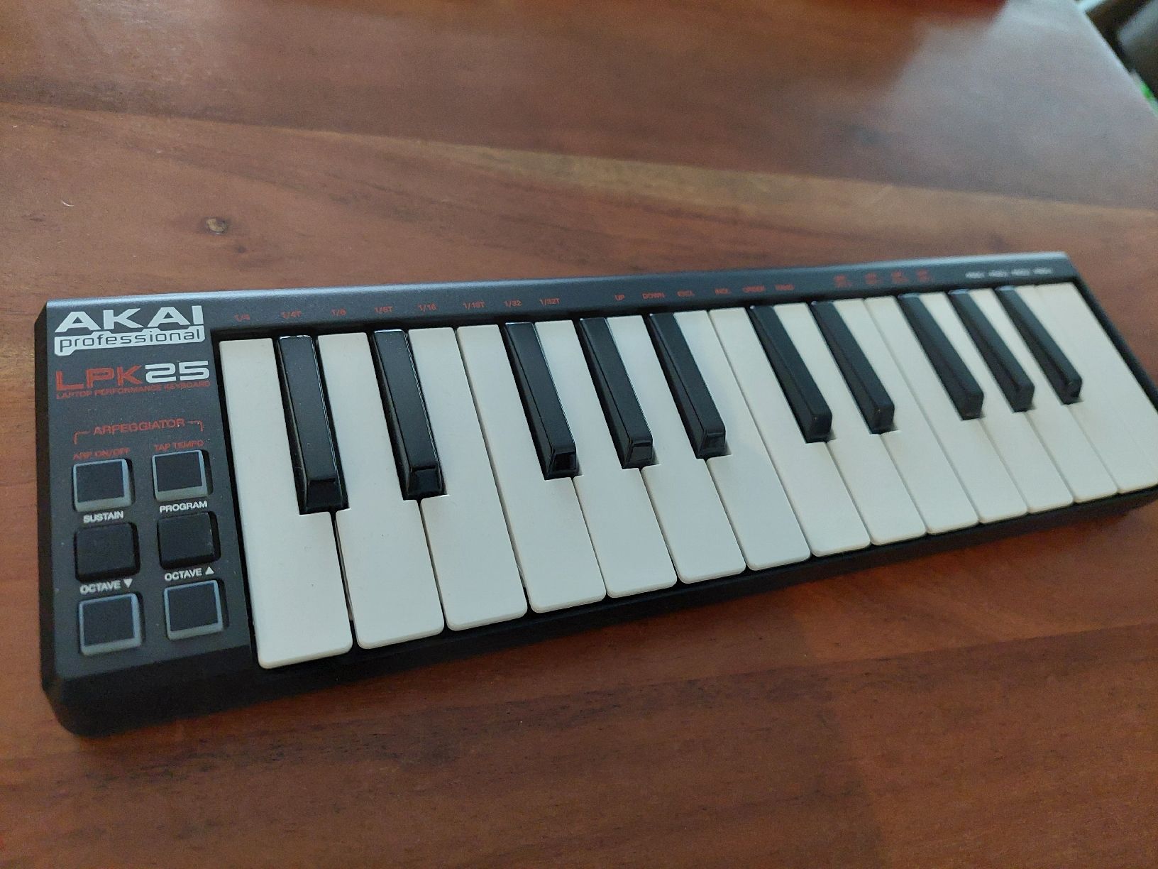 Akai Strumenti musicali: Akai LPK25 Laptop Keyboard MIDI-Controller gebraucht – Nuovo (secondo la descrizione) da Seuzach venduto da daveakaOBI 1