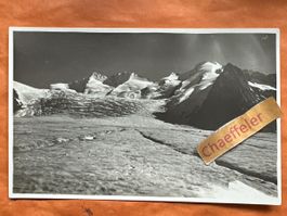 Alte Schwarzweiss-Fotografie: Gletscher-Szene.