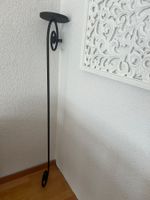 Geschmiedeter Wandkerzenhalter mit dekorativer Spiralform.