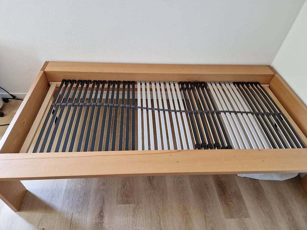 Lits: Bett inkl. Lattenrost – D'occasion à Riedholz par rig_jq7j 1