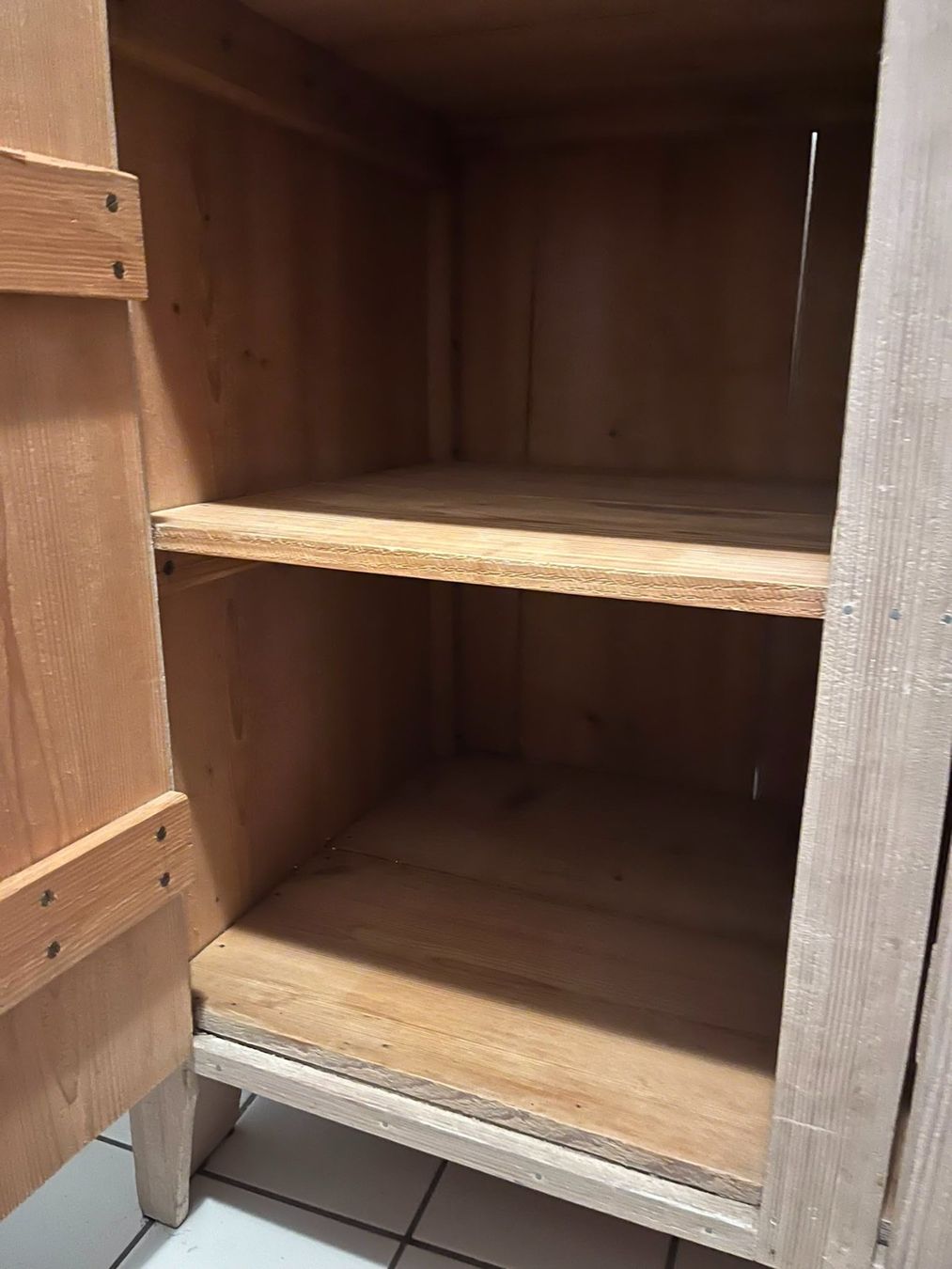 Cassettiere: Rustikale Holzkommode mit 2 Türen – Usato da Wetzikon ZH venduto da kingbob72 1