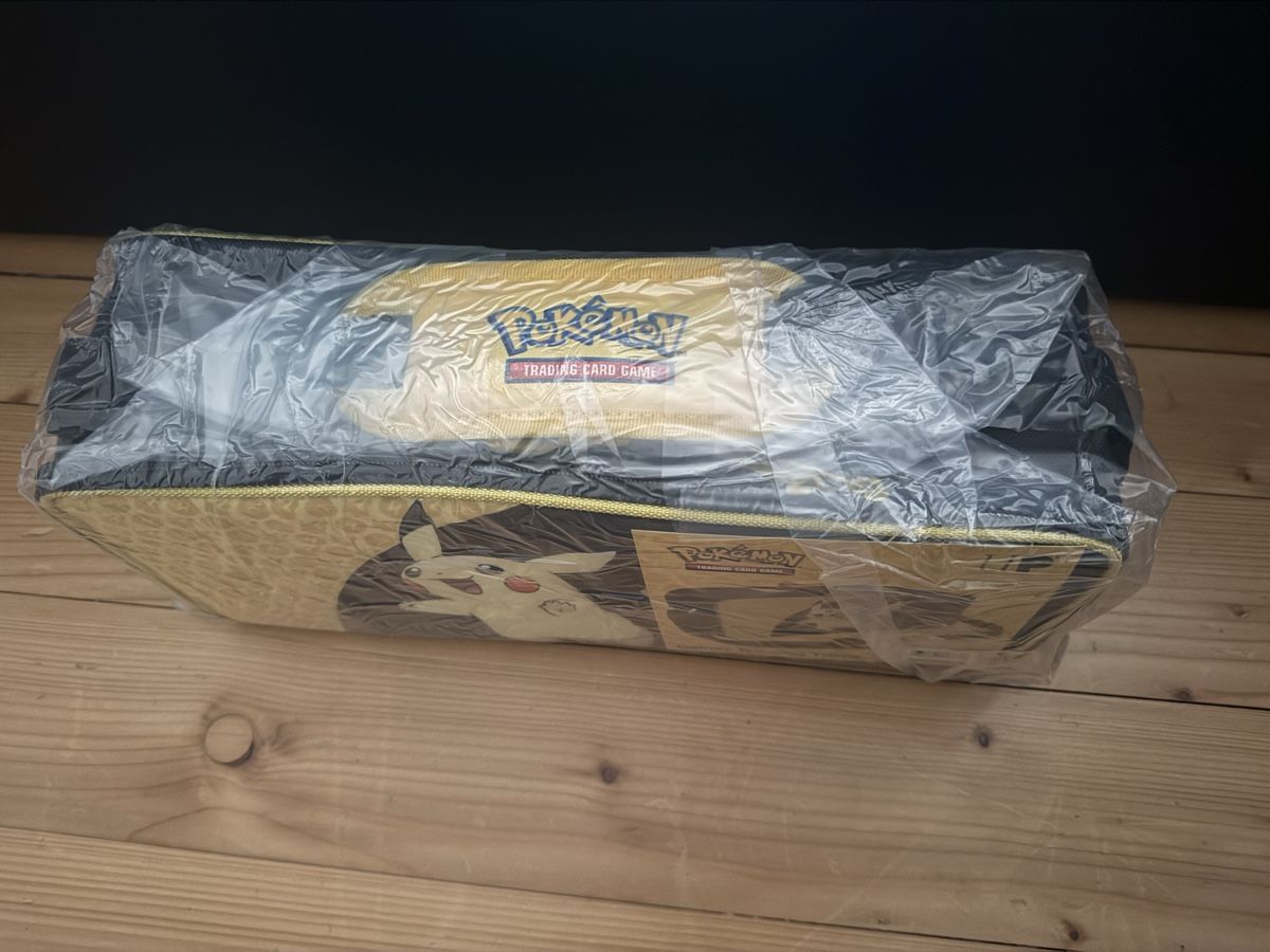 Pokémon Sammelbilder & Trading cards: Pokémon - Pikachu Deluxe Tasche – Neu und originalverpackt aus Winterthur von Svrvh97 1