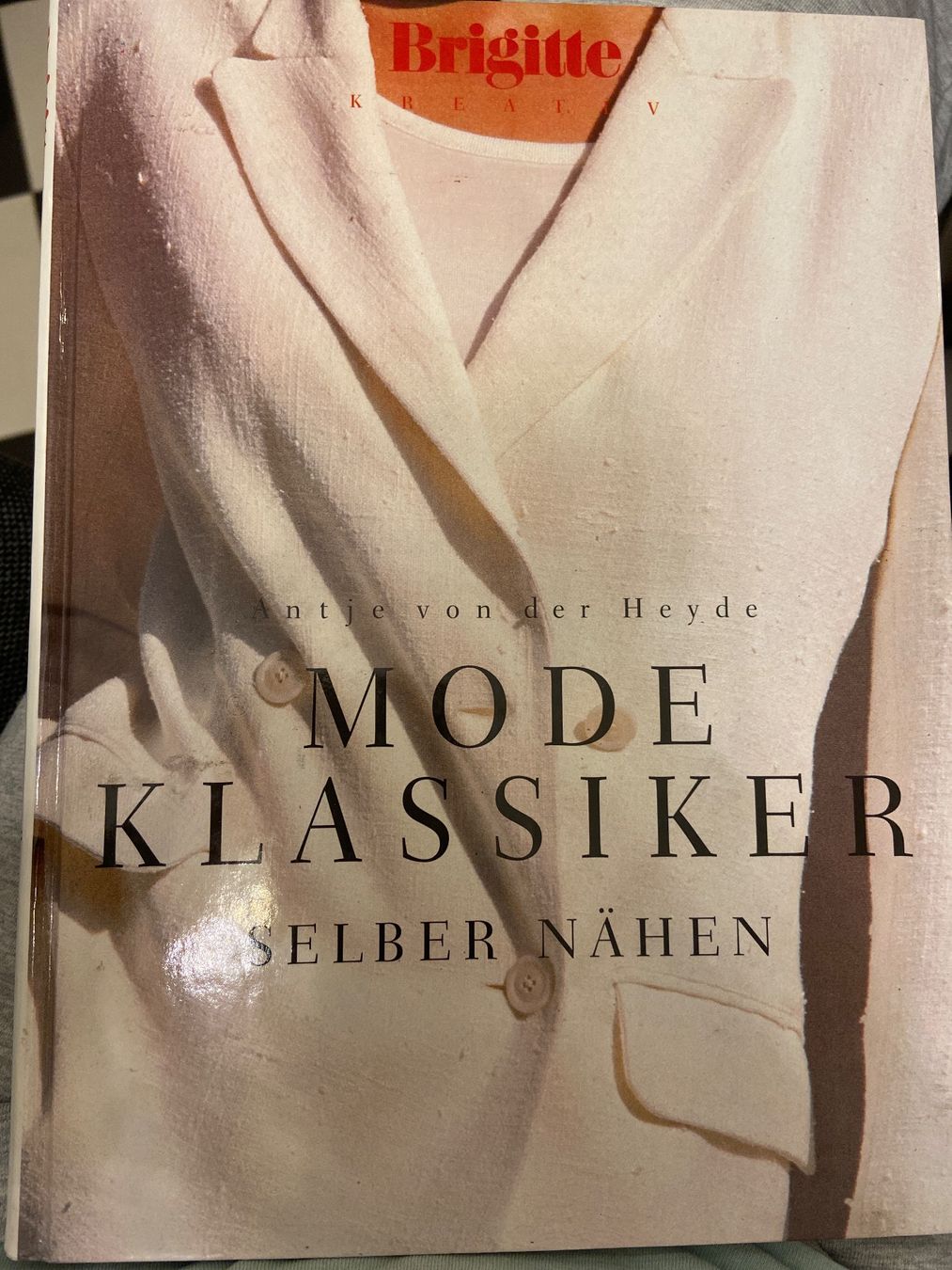 Libri: Brigitte MODEKLASSIKER selber nähen, Antje v.d. Heyde – Usato da Zürich venduto da Mameloschn