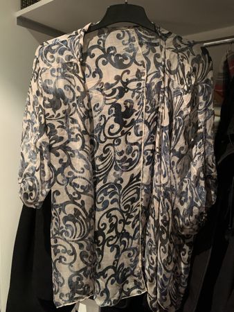 Wunderschöner Damen Oberteil aus Seide. Italienische Mode