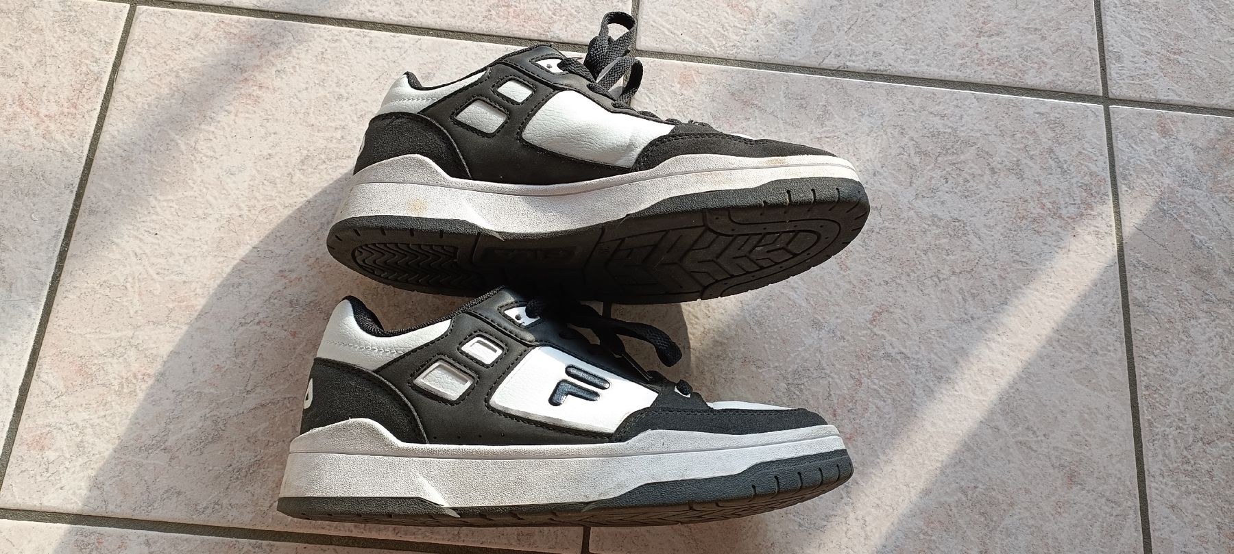 Fila Scarpe da uomo: FILA Sneaker schwarz und weiss Gr. 39 – Usato da Porza venduto da tbch 4