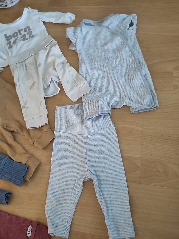 Lotti & Set di vestiti: Verschiedene Sets Body + Hose Gr. 50/56 – Usato da Uznach venduto da Claudi1186 1