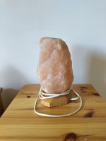 Salzsteinlampe auf Holzsockel 