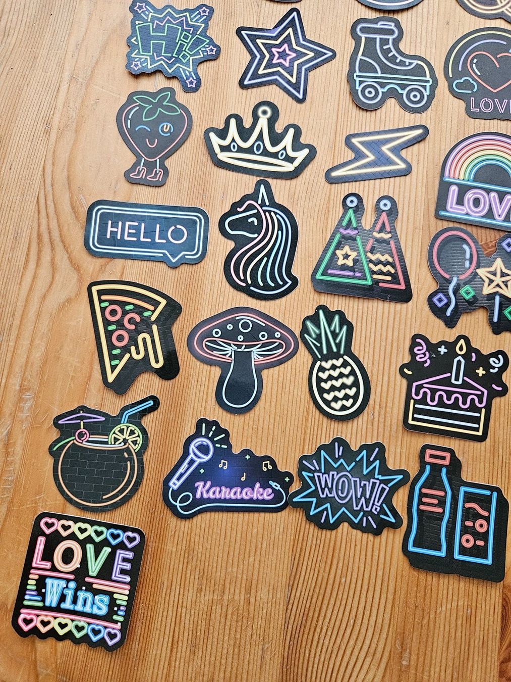 Autocollants: 50 Aufkleber Sticker Neon Style – Neuf avec emballage d'origine à Hägglingen par United-Village-Trade 3