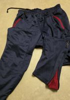 Trainingshose blau mit roten Details 