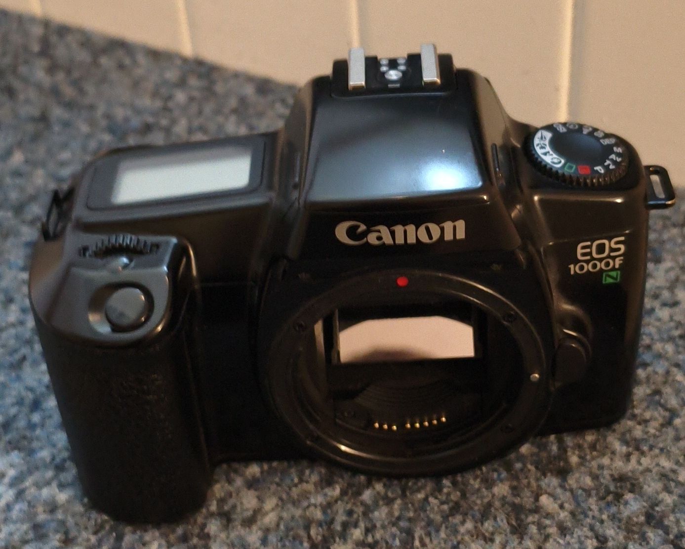 Canon Fotocamera: Canon EOS 1000F SLR camera body good condition – Difettoso da Bern venduto da Janick.Spielmann