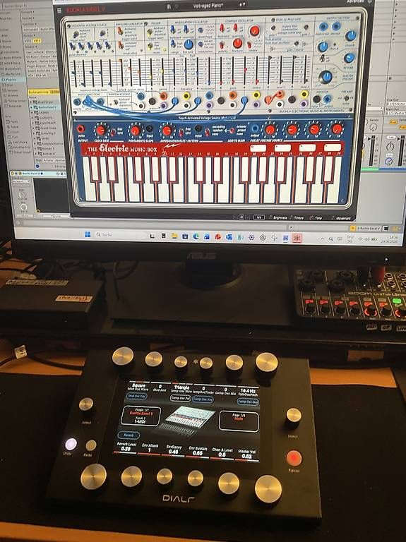 Instruments de musique: Dialr - MIDI-Controller mit KI gestütztem Auto-Mapping – D'occasion à Bremgarten b. Bern par metamaschine 3