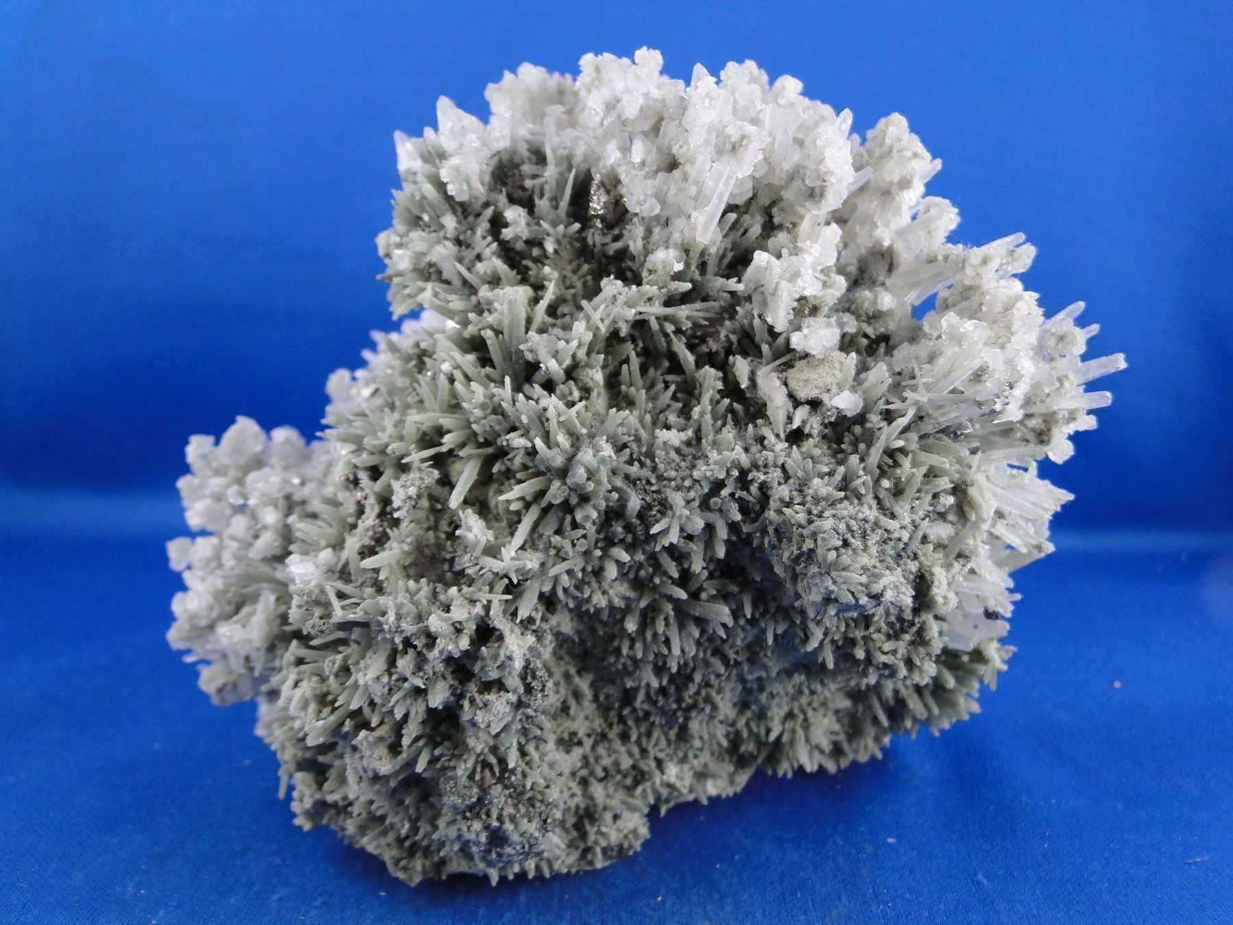 Minerali & Pietre curative: Calcite auf Bergkristall var Prasem – Usato da Schinznach Bad venduto da Demerald 6