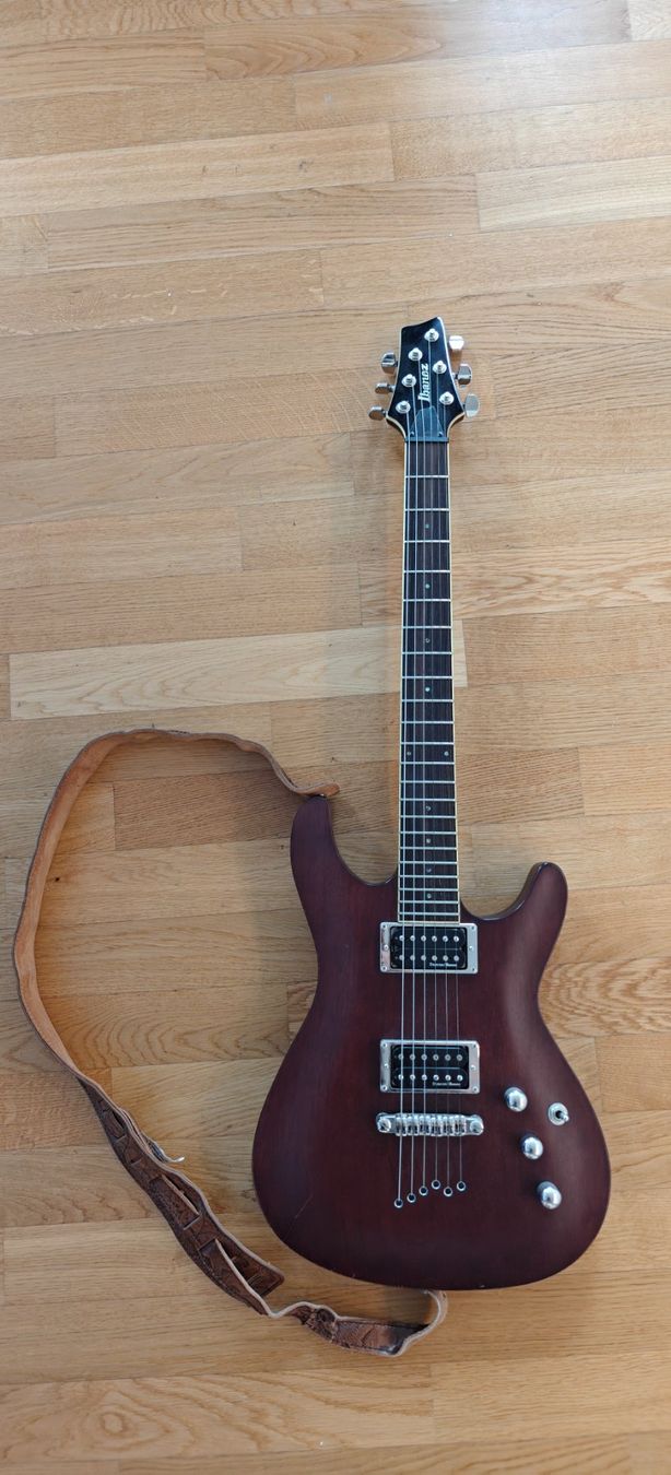 Ibanez Strumenti musicali: Ibanez E-Gitarre SZ320MH – Usato da Zürich venduto da oli_t6bt