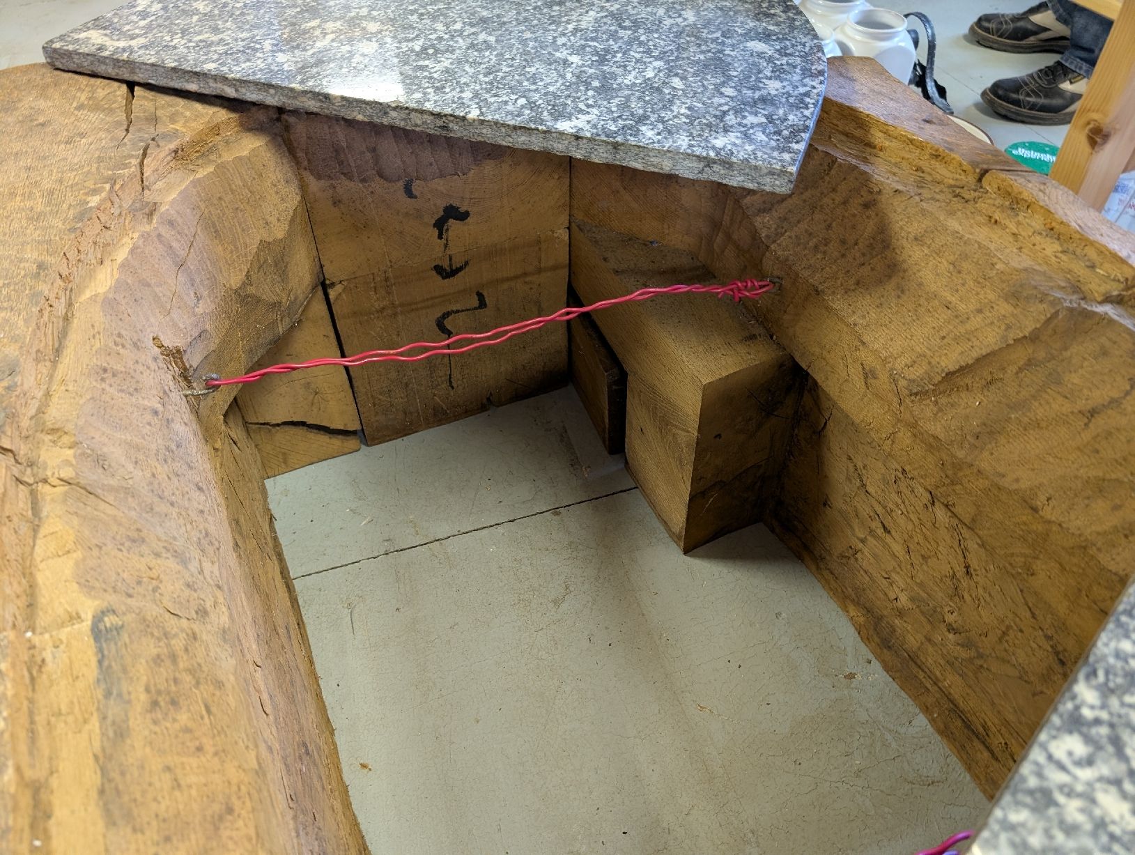 Tavoli: Massiver Holztisch mit Granitplatte – Usato da Vilters venduto da tha-tha 7