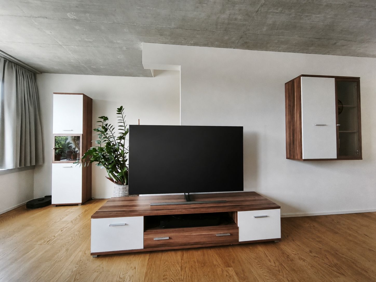 Mobili TV: Wohnwand Nussbaum Weiss  – Usato da Lichtensteig venduto da sar_nmm7