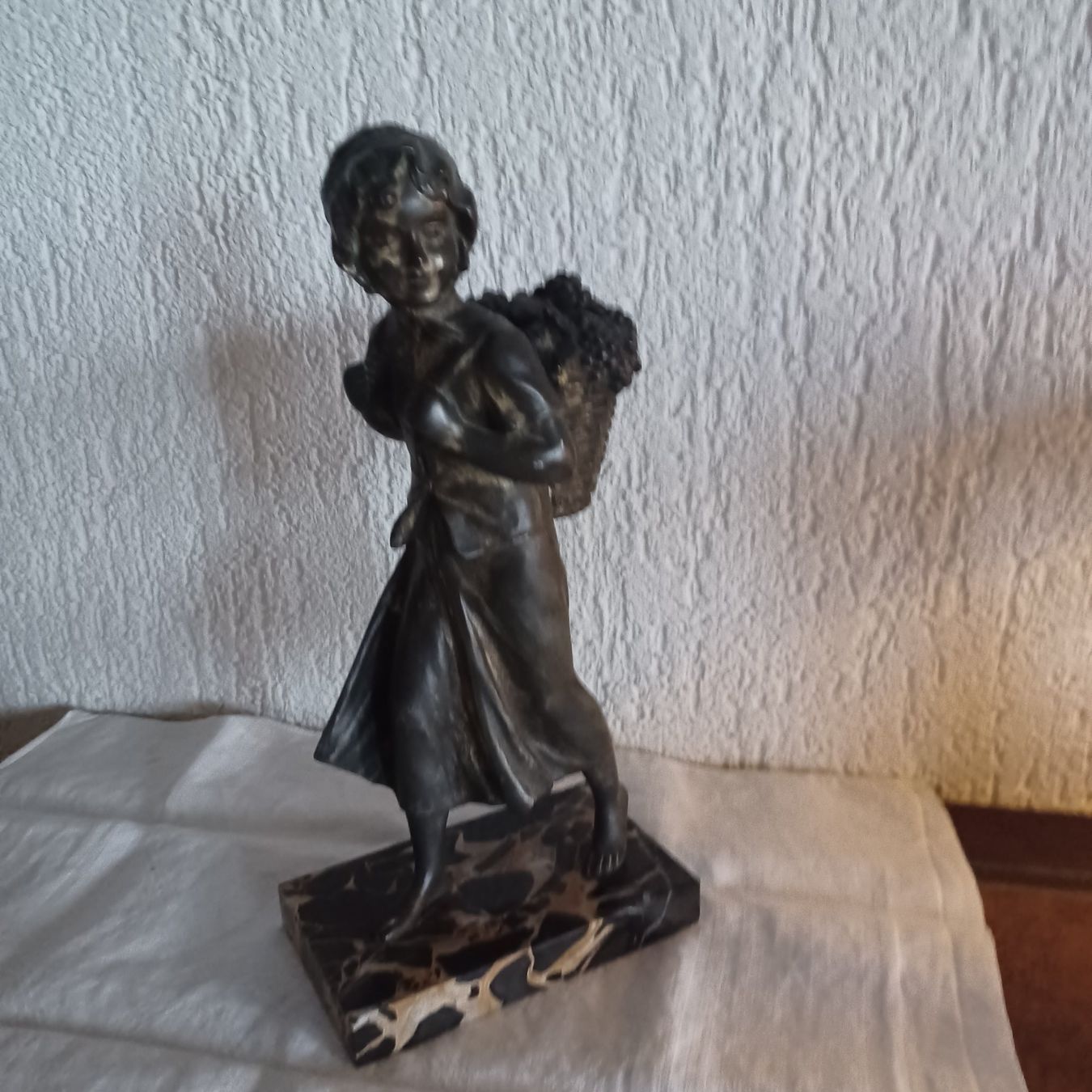 Skulpturen & Statuen: hübsche  antike Mädchenfigur 30 cm gross – Gebraucht aus Abtwil SG von luupsy
