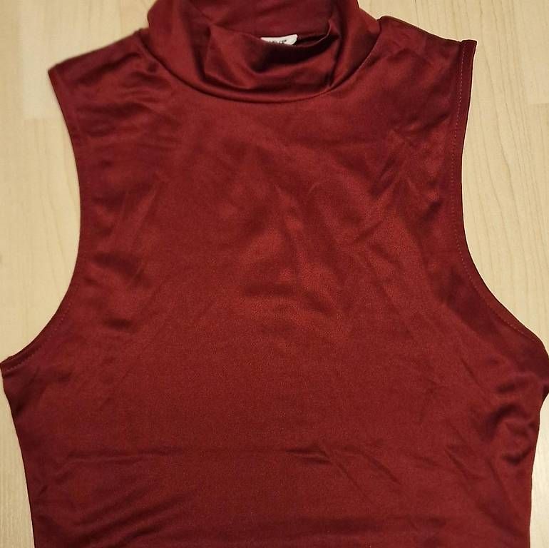 Top: Burgundy crop top  – Usato da Riehen venduto da Joloe