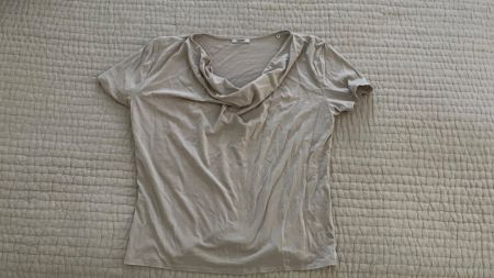 GLOBUS: schönes beiges T-Shirt mit Falten vorne