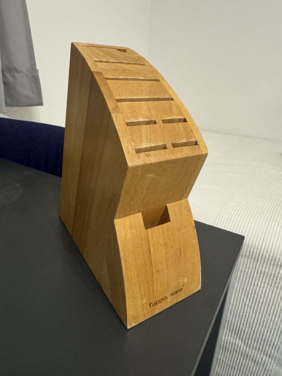 Tupperware Recipients et similaires: Tupperware Messerblock aus Holz - Praktisch & Stilvoll – D'occasion à Wikon par Mona784