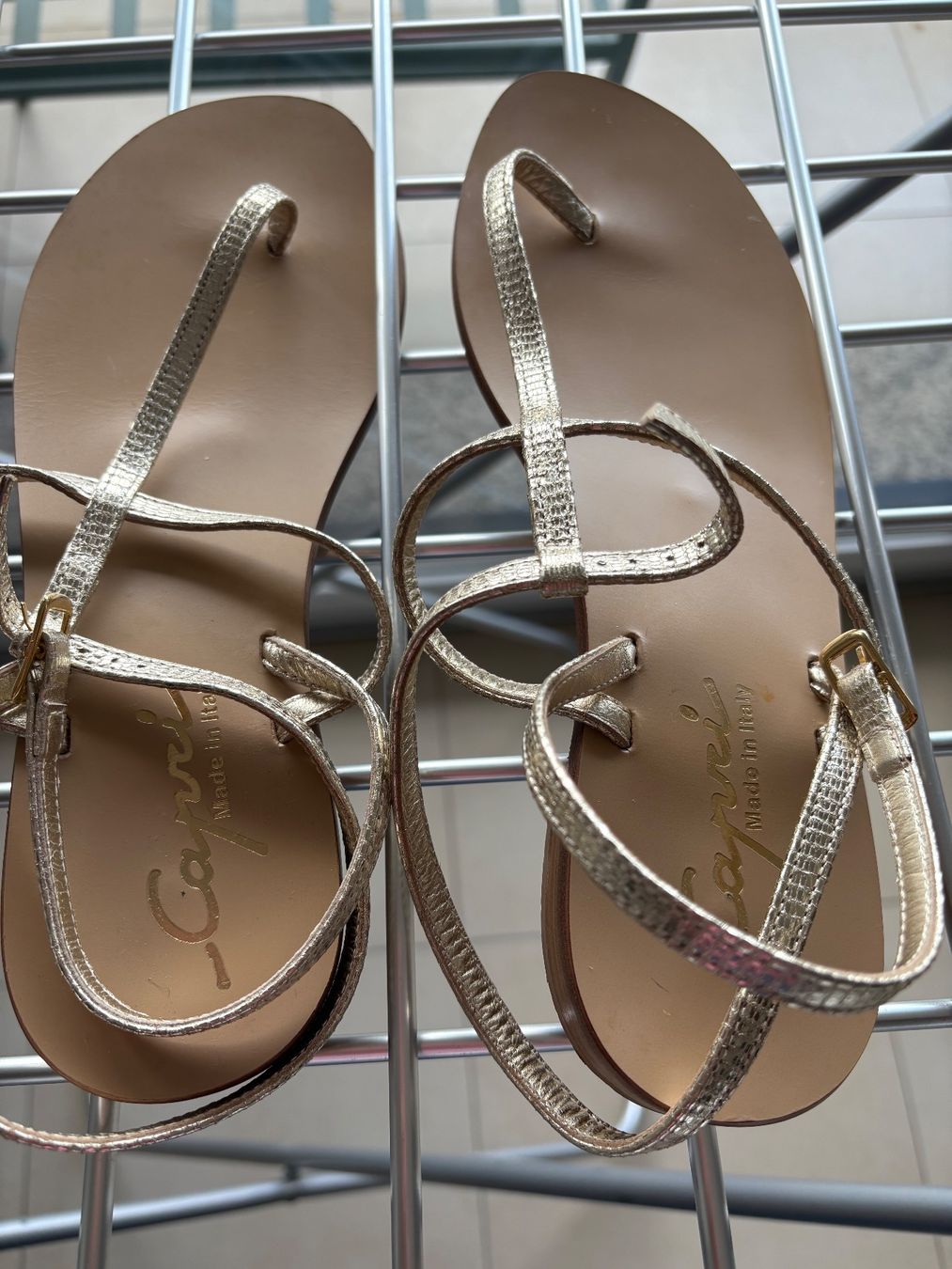 Scarpe da donna: Infradito dorate Capri – Usato da Davesco-Soragno venduto da dvf_7h6d 4