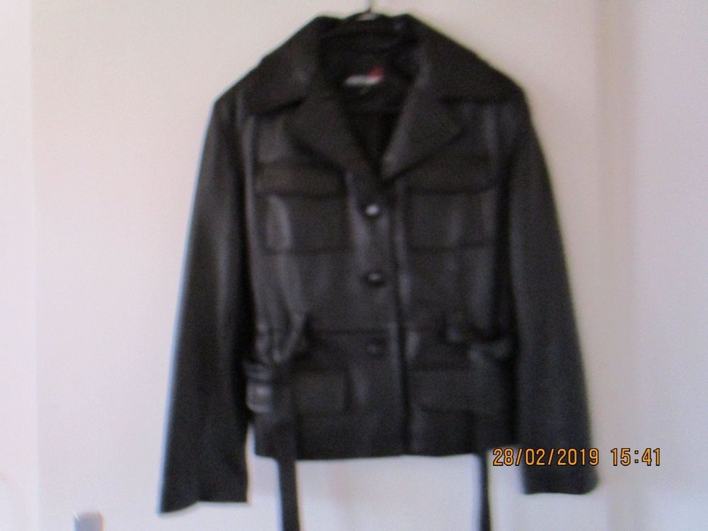 Kurze Schwarze Lederjacke Gr 36 38 Kaufen Auf Ricardo