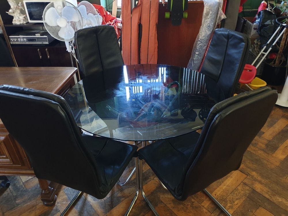 Runden glas Esstisch mit 4 stühlen kaufen auf Ricardo