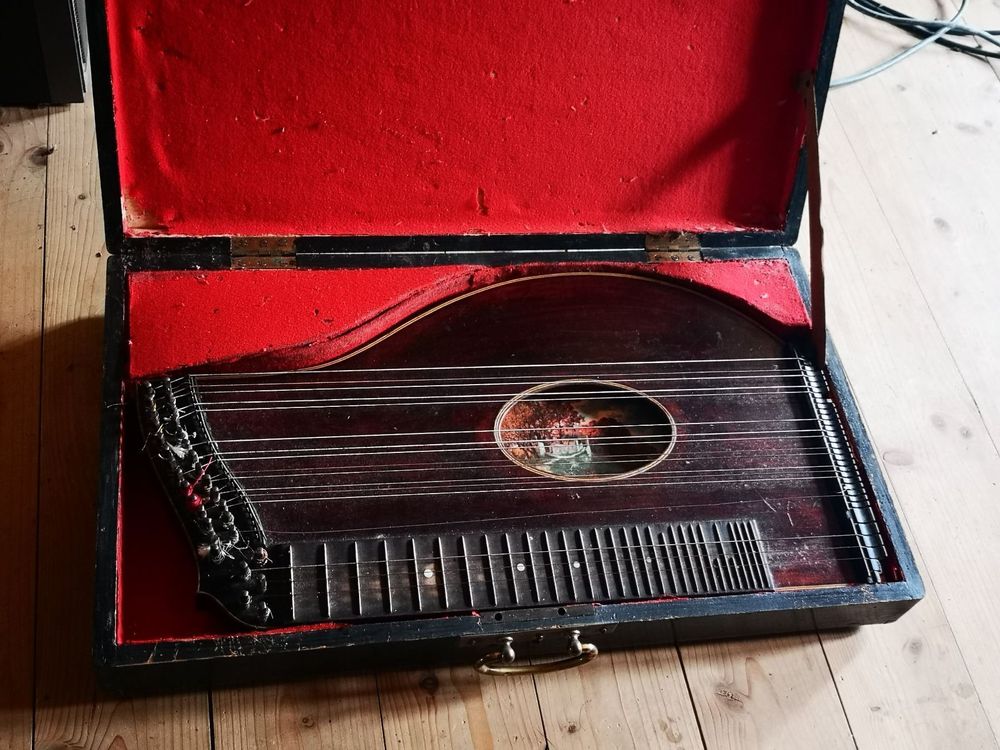 Zither Instrument mit hübschem Motiv Kaufen auf Ricardo Zither Instrument mit hübschem Motiv Kaufen auf Ricardo