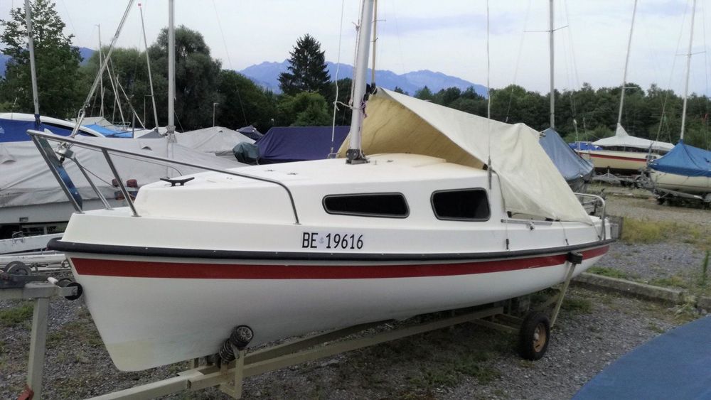 segelboot mit starkem motor