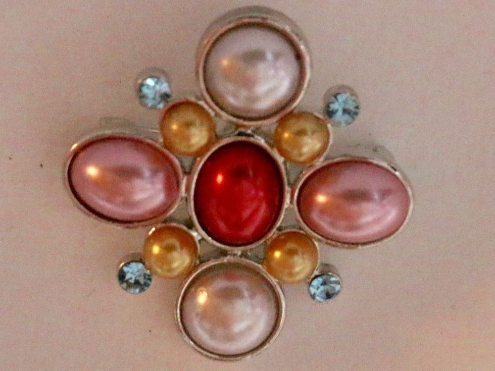 kleine Brosche aus unechten Perlen | Kaufen auf Ricardo