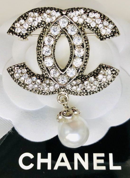Featured image of post Chanel Brosche Tragen : Ebay wunderschöne chanel brosche aus weißen und schwarzen glasperlen und goldener hw aus der.