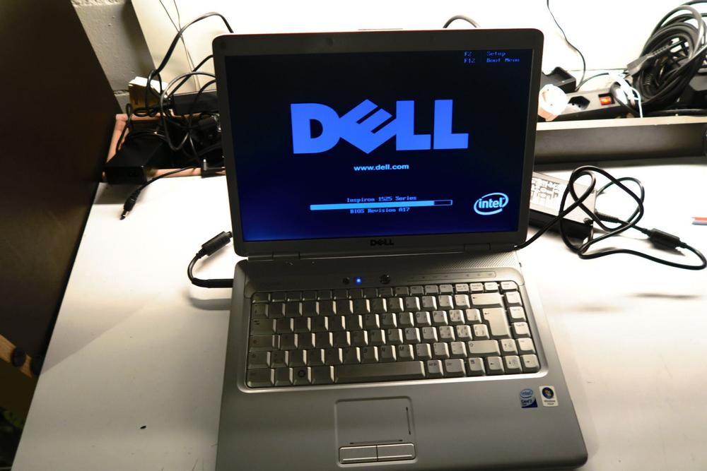 Dell 1525 не включается