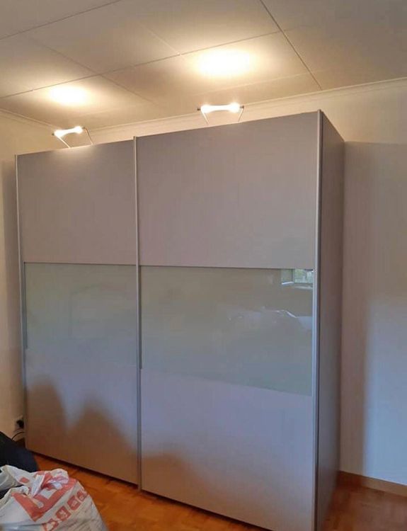 Schwebetüren - Schrank mit Beleuchtung | Kaufen auf Ricardo