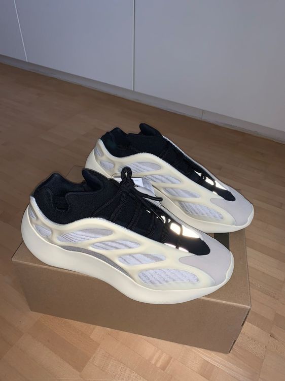 yeezy 700 v3 azael stock