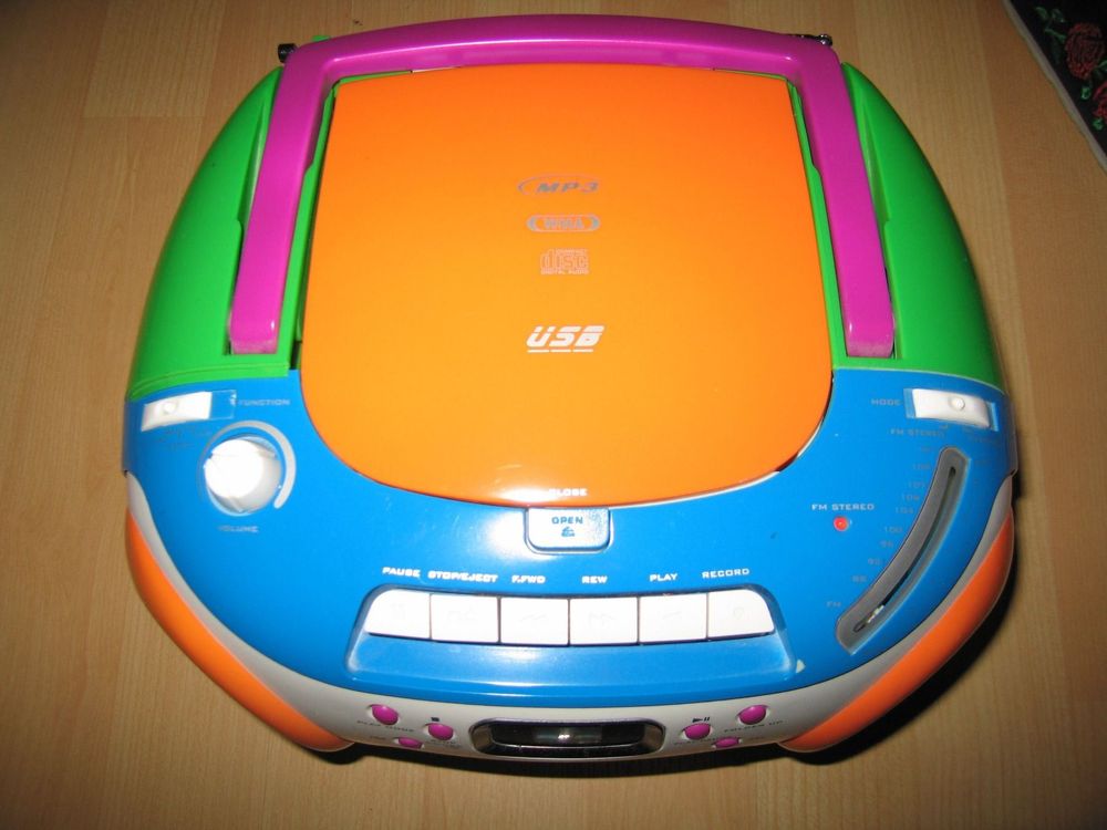 Farbiger Radio/Kassetten und CDPlayer Kaufen auf Ricardo