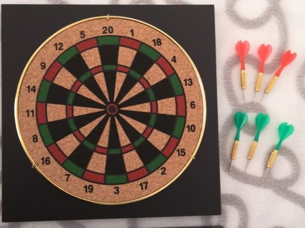 Dartspiel (inkl. 6 Pfeile) Kaufen auf Ricardo
