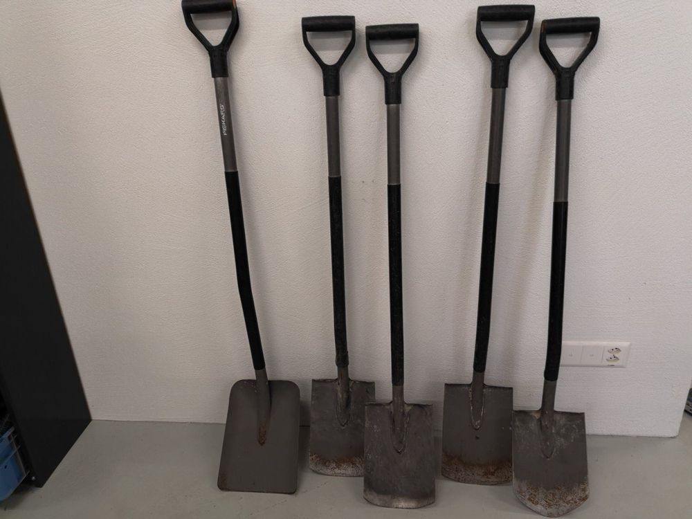 fiskars-spaten-schaufel-kiesschaufel-kaufen-auf-ricardo