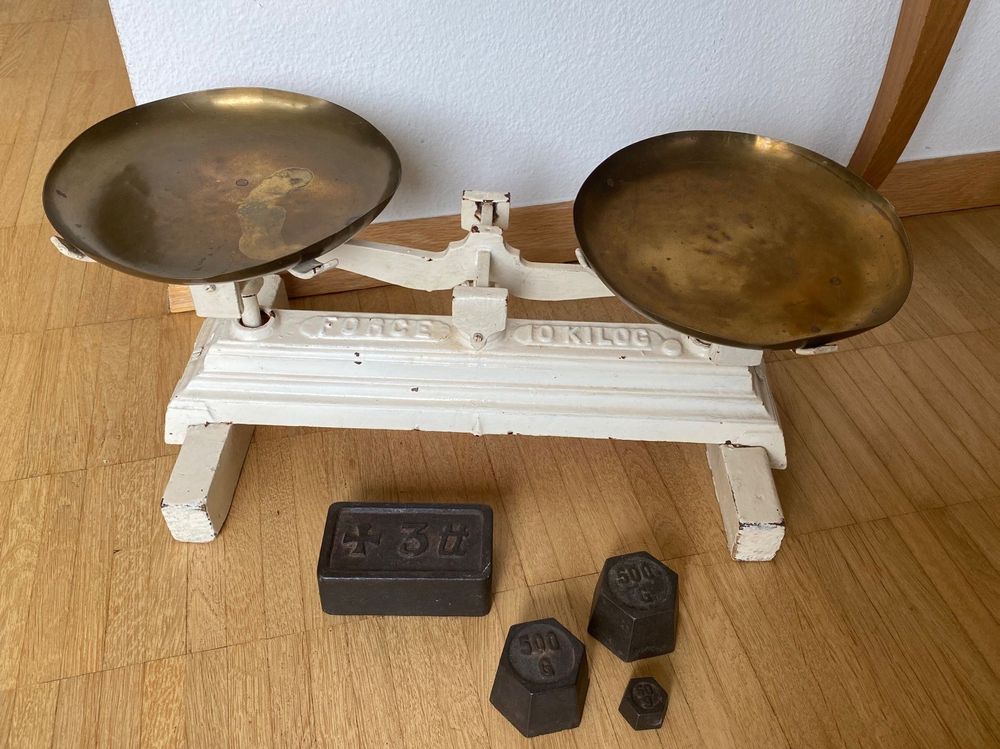 Alte Shabby Waage mit Gewichten in weiss Kaufen auf Ricardo