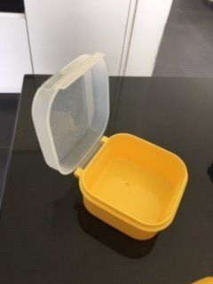 Tupperware Behälter gelb mit Deckel kaufen auf Ricardo