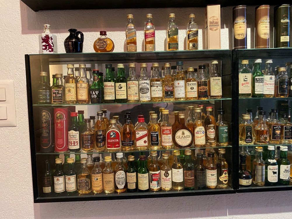Puppenhaus Mini 4x Whisky Weinflasche im Maßstab 1:12 mit 8x Tassen Pub Bar 