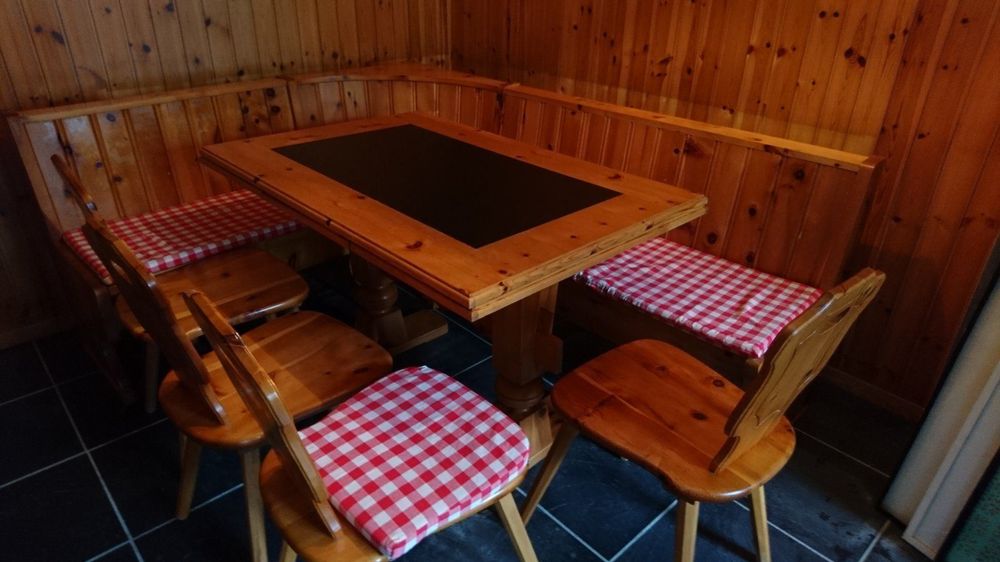 26 Holztisch St hle Background