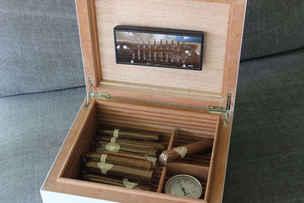 Humidor, weiss, adorini wie neu Kaufen auf Ricardo