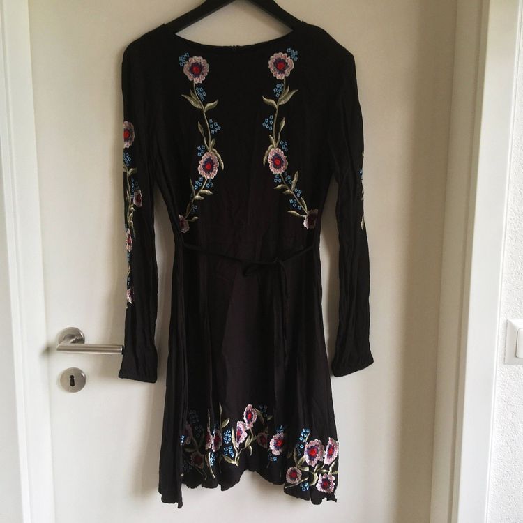 Schwarzes Kleid mit Blumen von New Look kaufen auf Ricardo